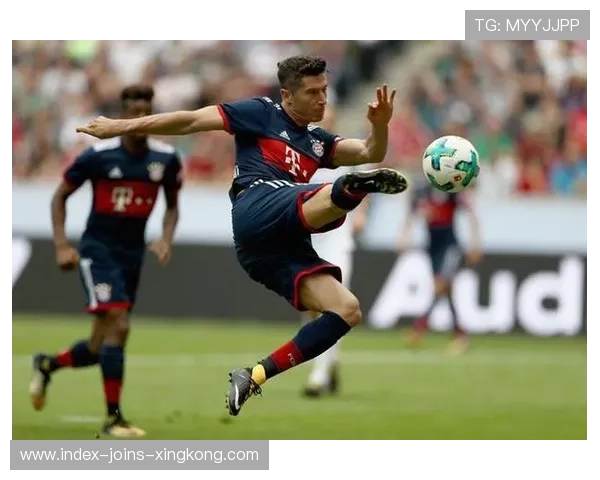 莱万后仰凌空抽射引爆场馆，拜仁攻势持续高峰