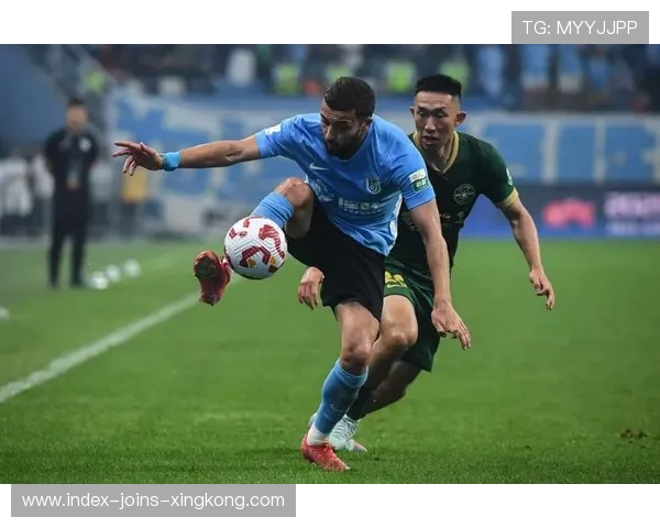 大连英博边路长传直接撕开局部防守 大连英博边路长传直接撕开局部防守