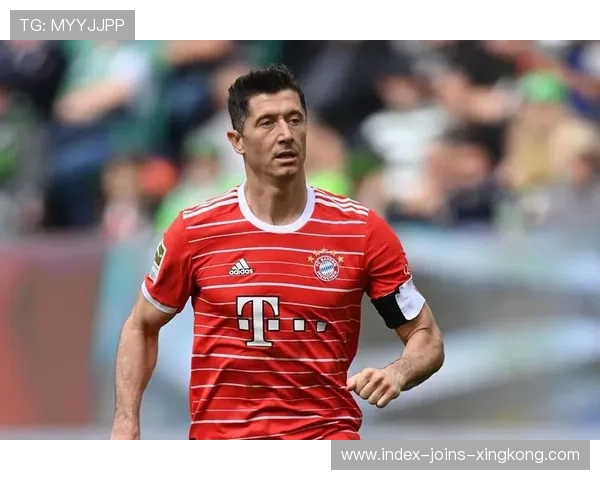 拜仁莱万前点抢射门将扑救不及，比分改写瞬间燃爆赛场