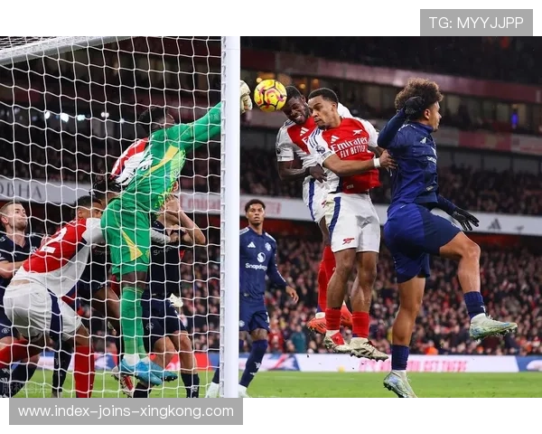 英超阿森纳角球策略奏效，门前人头球破网